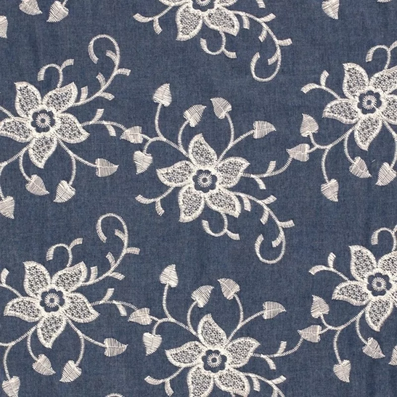 Tessuto Jeans blu con ricamo fine di grandi fiori bianchi| Tissus Loup